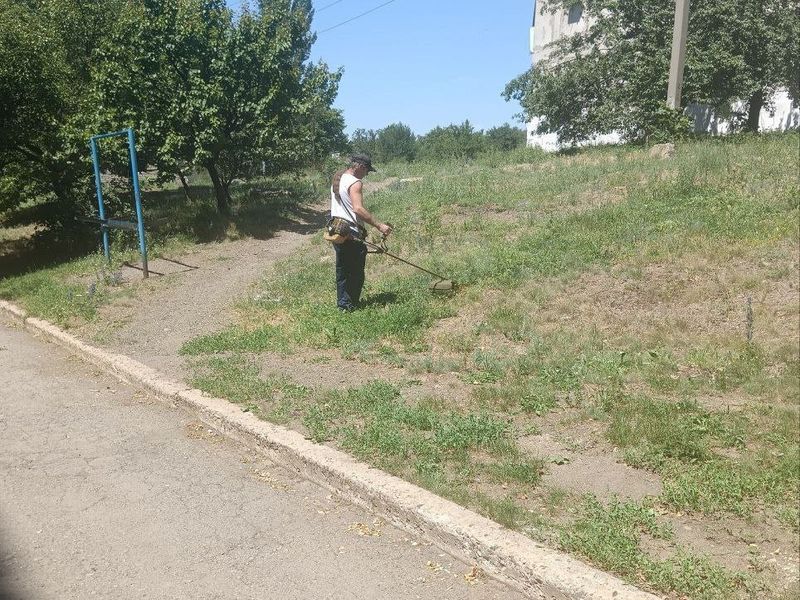 Муниципальными унитарными предприятиями городского округа Енакиево были произведены работы по благоустройству.