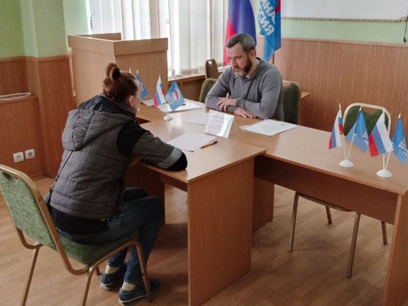 Депутат Народного Совета ДНР провел прием граждан в городе Енакиево.