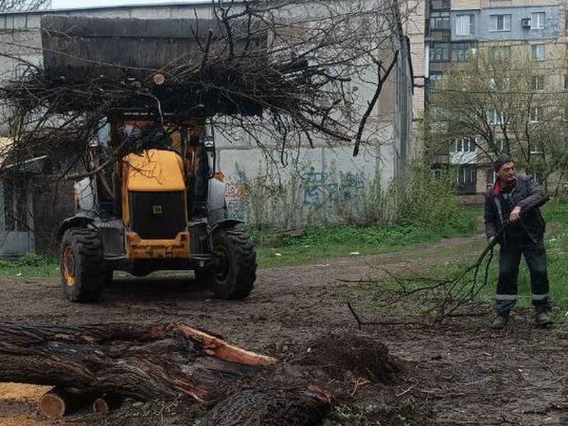 МУП города Енакиево были выполнены мероприятия по приведению в надлежащее санитарное состояние территорий.