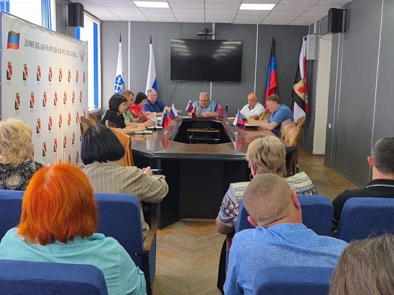 Глава муниципального образования городского округа Енакиево провел аппаратное совещание.