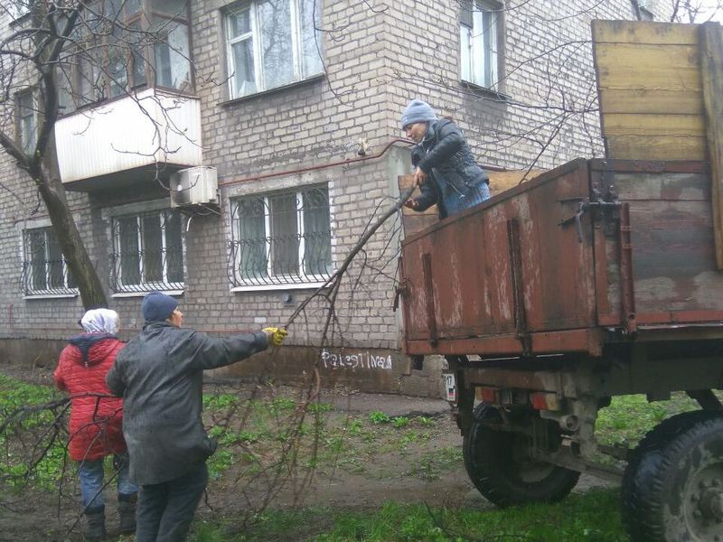 МУП города Енакиево были выполнены мероприятия по приведению в надлежащее санитарное состояние территорий.