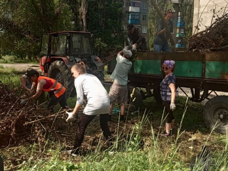 МУП города Енакиево были выполнены мероприятия по приведению в надлежащее санитарное состояние территорий.