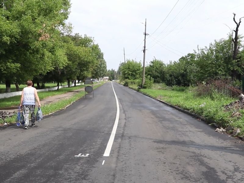 В Енакиево продолжаются работы по ремонту автодорожного покрытия.