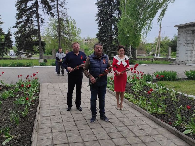 В городе Юнокоммунаровске состоялось торжественное возложение цветов к братской могиле партизан и подпольщиков, павшим в годы Великой Отечественной войны.