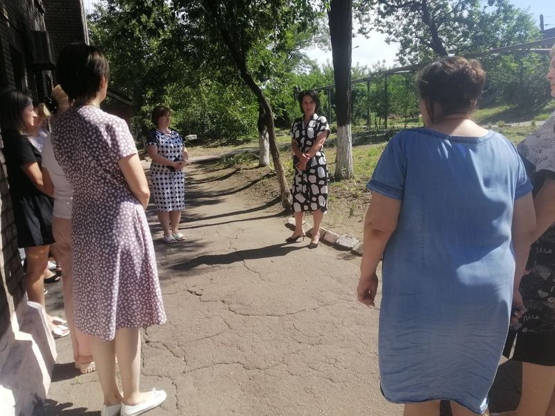 Управляющий делами администрации города Енакиево Стасенко Л.П. провела выездной прием работников и сход граждан.