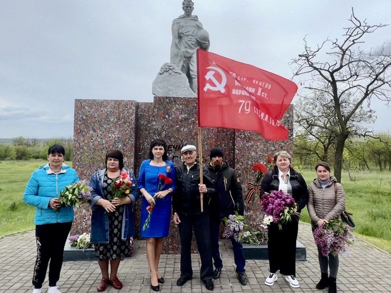 На территории Корсунской поселковой администрации состоялась церемония возложения цветов к памятнику погибшим советским воинам Великой Отечественной войны.