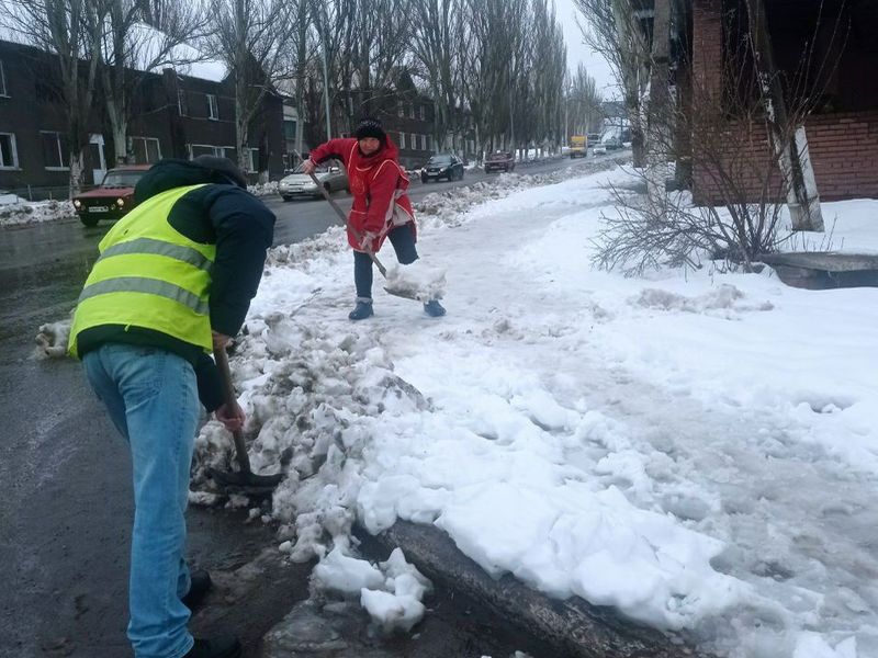 Коммунальные службы продолжают приводить город в санитарное состояние избавляясь от последствий снегопада.