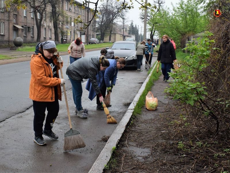 В городе Енакиево в рамках Всероссийского субботника состоялся общереспубликанский субботник.