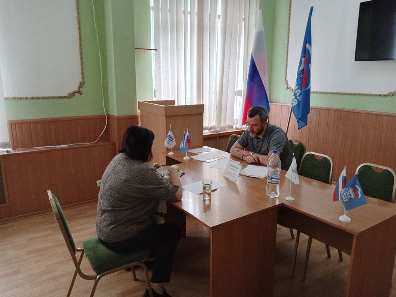 Депутат Народного Совета ДНР провел прием граждан в городе Енакиево.