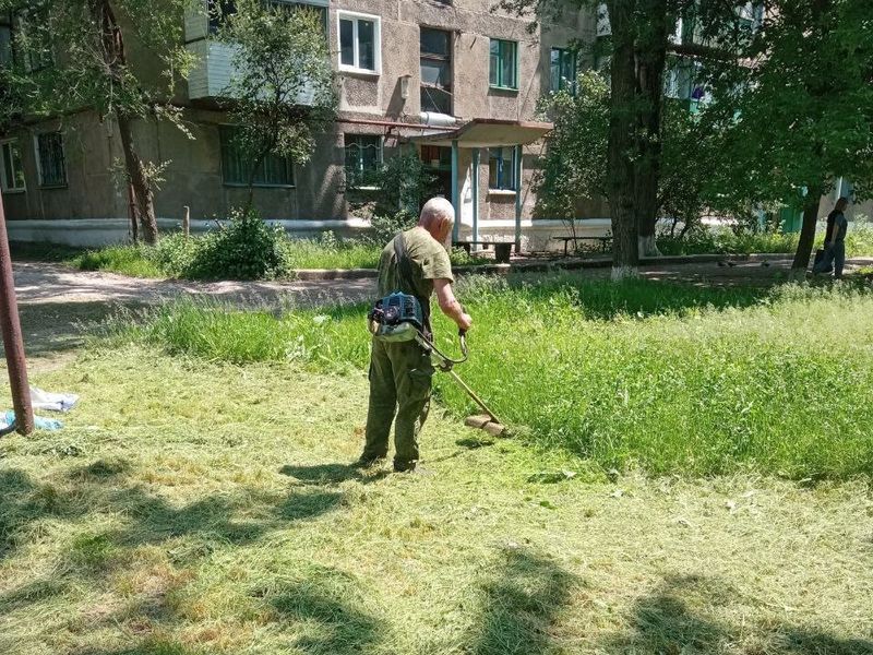 МУП города Енакиево были выполнены мероприятия по приведению в надлежащее санитарное состояние территорий.