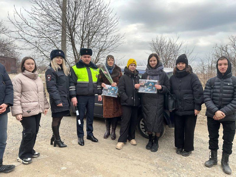 В городе Кировское сотрудники ГИБДД проводят профилактические беседы с водителями.