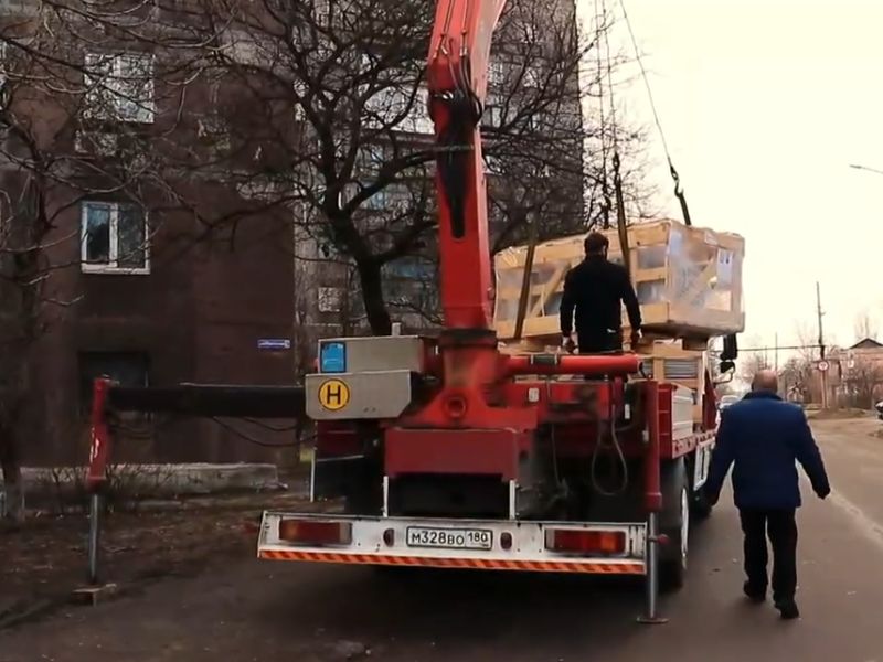 В городском округе Енакиево продолжается модернизация лифтов, при поддержке Министерства строительства РФ.