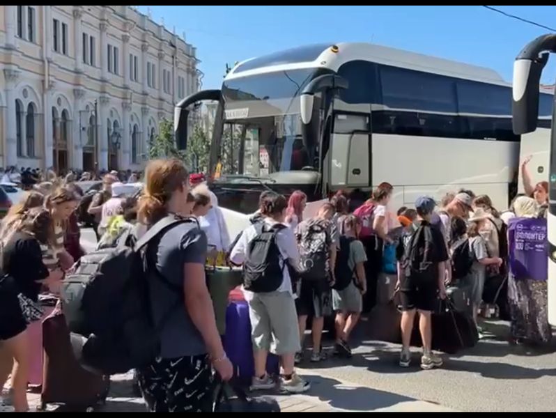 Дети из Енакиево прибыли на отдых в лагерь «Премьера» в Ленобласти.