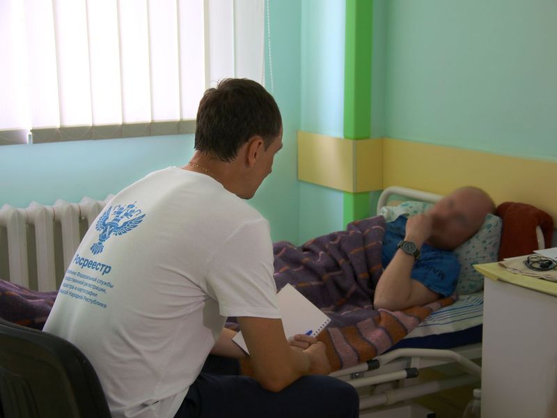 Сотрудники Росреестра по ДНР посетили раненых участников СВО.