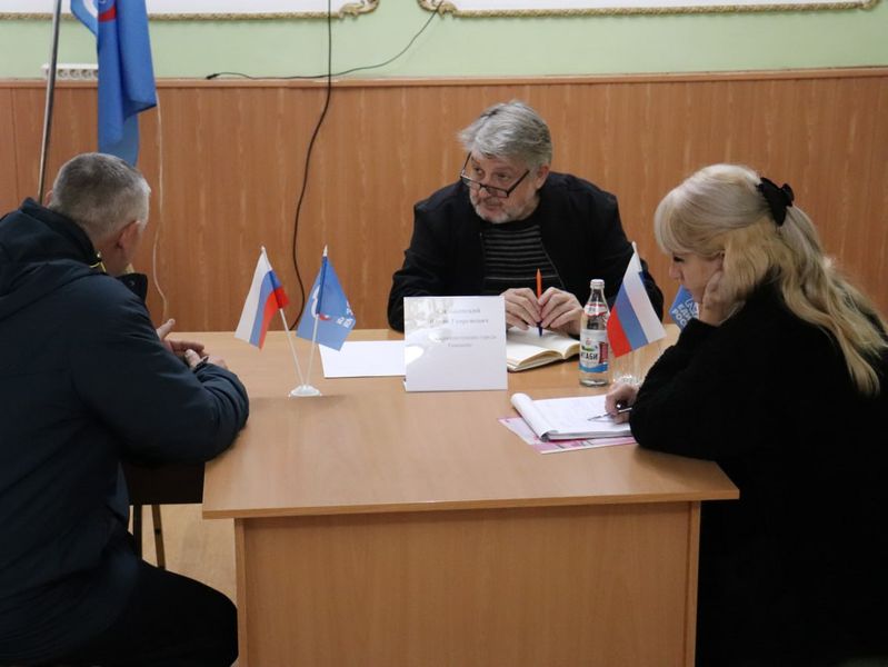 Глава администрации города Енакиево Сильванский Ю.Г. провел личный прием граждан.