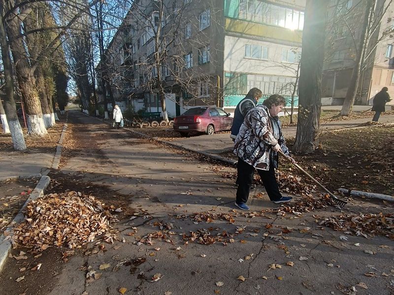 МУП города Енакиево были выполнены мероприятия по приведению в надлежащее санитарное состояние территорий.