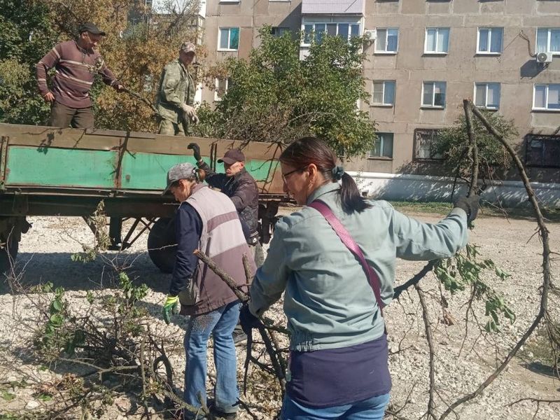 МУП города Енакиево были выполнены мероприятия по приведению в надлежащее санитарное состояние территорий.