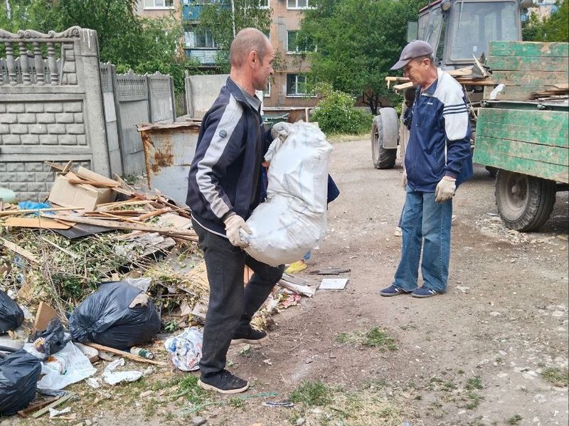 Муниципальными унитарными предприятиями городского округа Енакиево произведены работы по благоустройству.