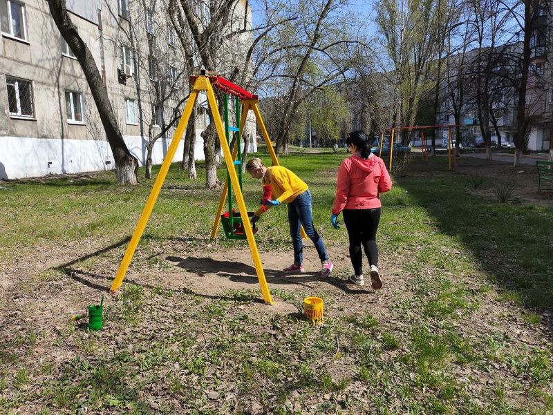 Муниципальными унитарными предприятиями выполнена работа по благоустройству детских площадок в городском округе Енакиево.