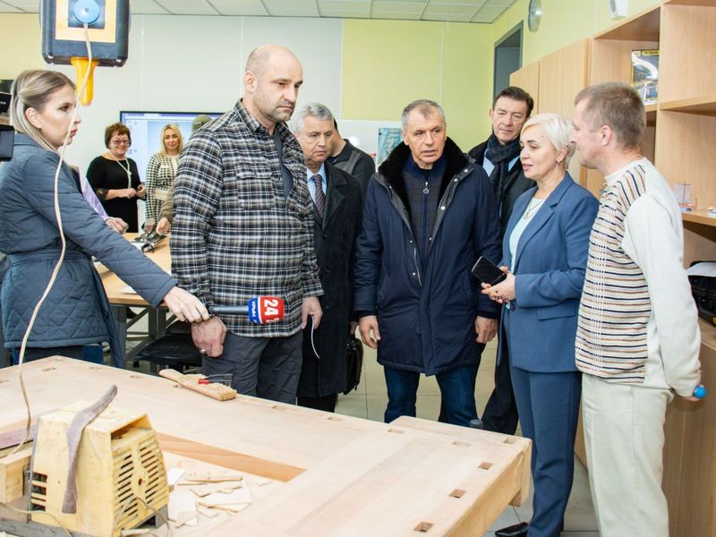 Артем Жога осмотрел оснащение мариупольской школы.