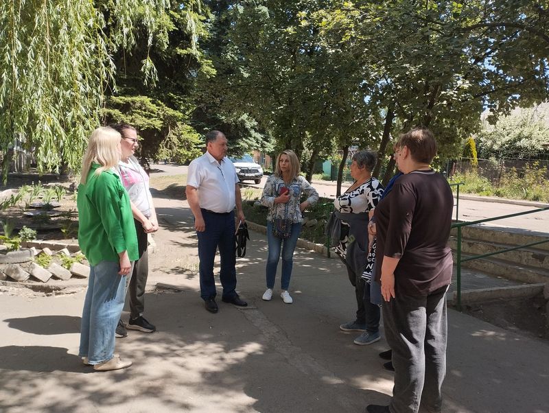 Заместитель главы администрации муниципального образования городского округа Енакиево ДНР Божик С.А. провел выездной прием и встречу с жителями.