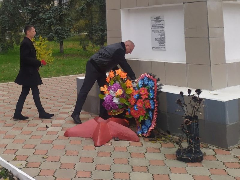 В городе Углегорске состоялось возложение цветов к памятнику погибших воинов.