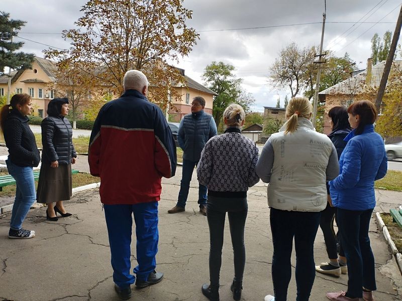 Глава администрации города Юнокоммунаровска Валов С.И. провел выездной прием и сходы граждан.