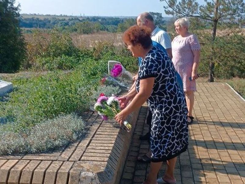 В пгт Ольховатка состоялась церемония возложения цветов.