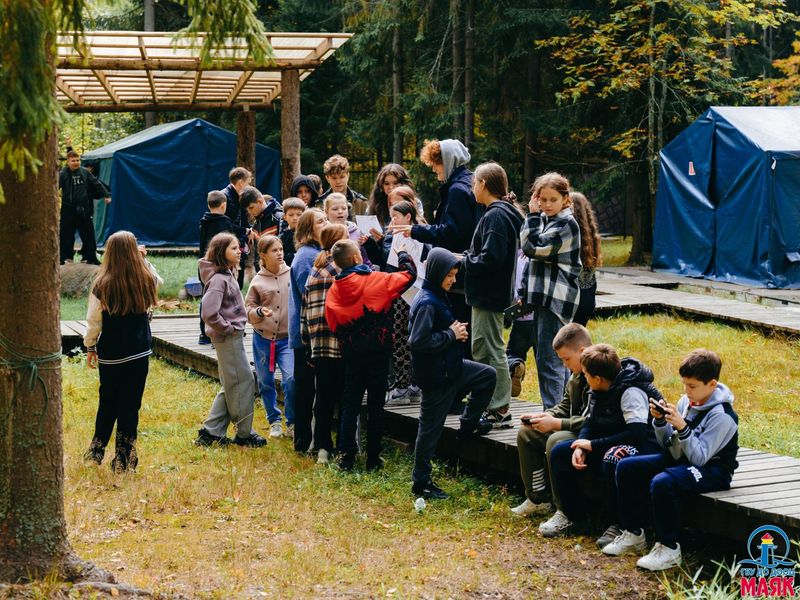 Дети из Енакиево приехали в лагерь «Маяк» в Ленобласти.