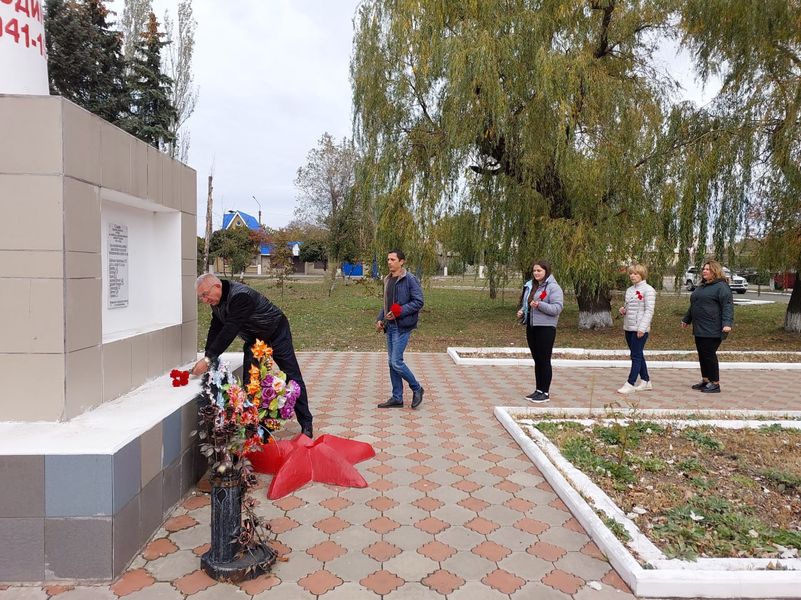 В городе Углегорске состоялась церемония возложения цветов, посвященная Дню памяти «Белые журавли».