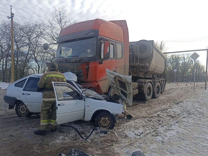 Выезд на полосу встречного движения стал причиной ДТП с пострадавшими.