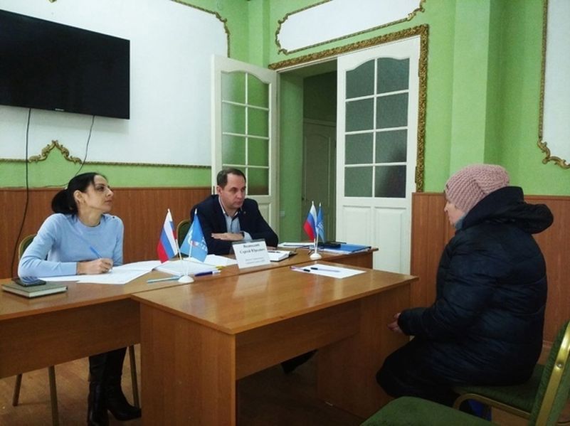 Прием граждан провел депутат Енакиевского городского совета ДНР Сергей Водинский.