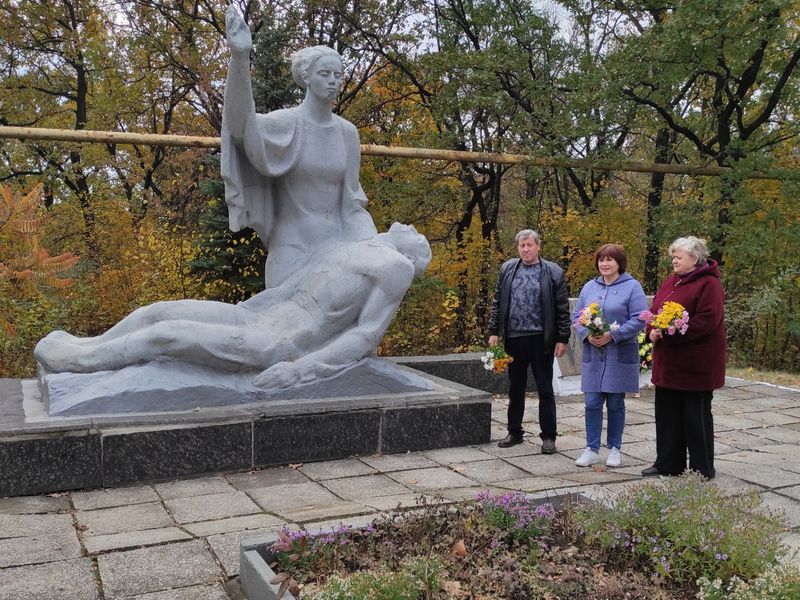 В пгт. Булавинское проведены церемонии возложения цветов к памятным знакам и памятникам.