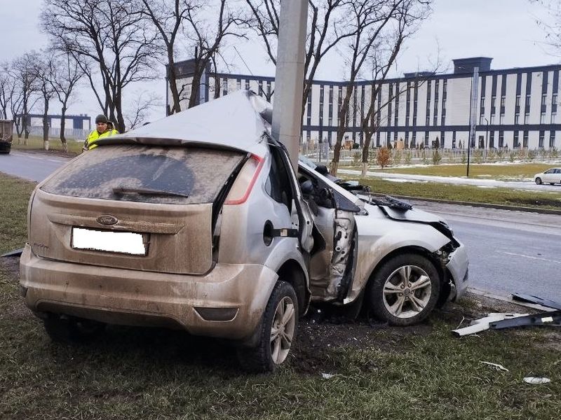 Полицейские устанавливают обстоятельства смертельного ДТП в Мариуполе.