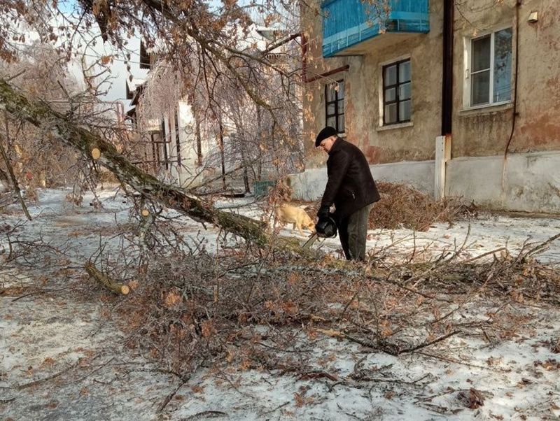 Коммунальные службы продолжают бороться с последствиями непогоды.