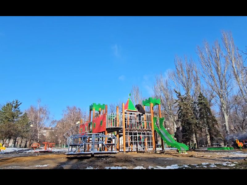 В Енакиево открылась новая детская площадка.