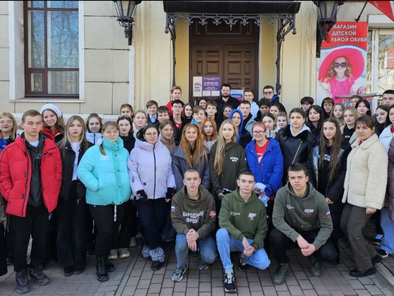 Состоялась встреча молодежи с главой муниципального образования городского округа Енакиево ДНР Романом Храменковым.