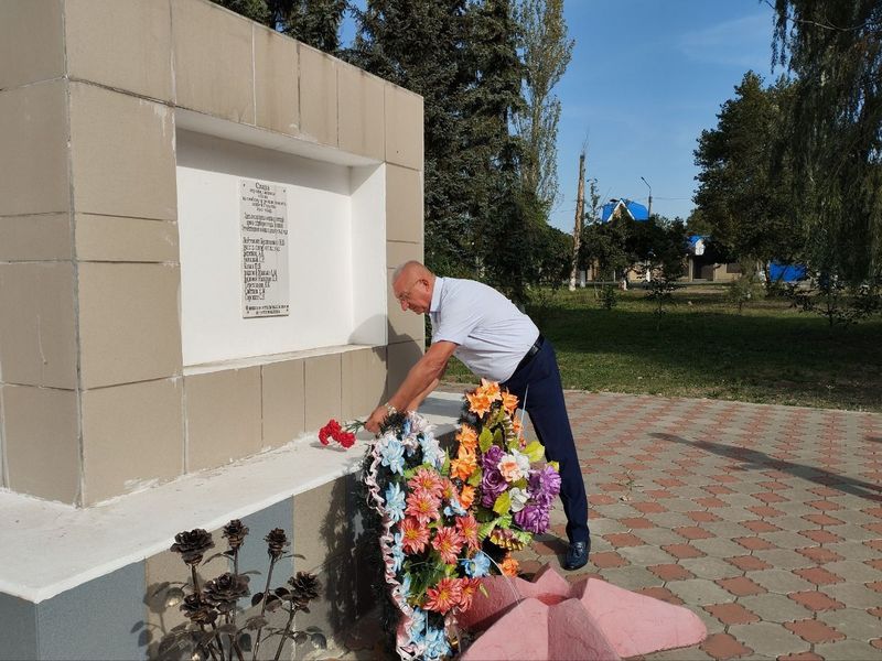 У памятника воинам-освободителям состоялось возложение цветов, посвященное Дню освобождения города от немецко-фашистских захватчиков.