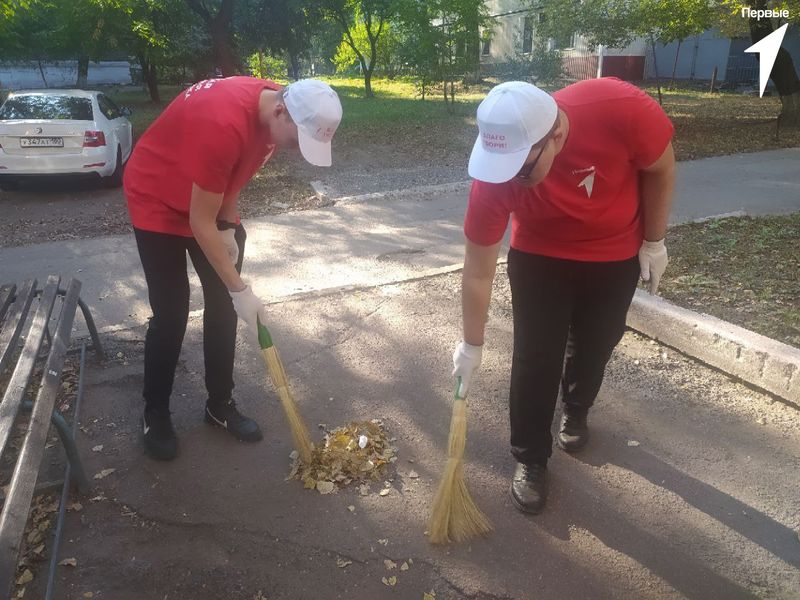 Первые продолжают помогать городу создавать чистоту.