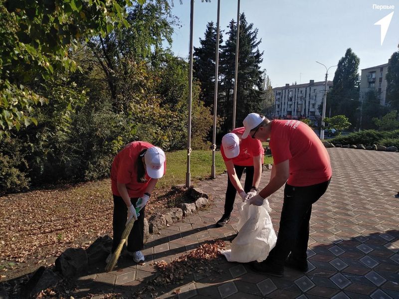 В рамках проекта «Хранители истории» активисты «Движения Первых» занялись уборкой в сквере воинов-интернационалистов..