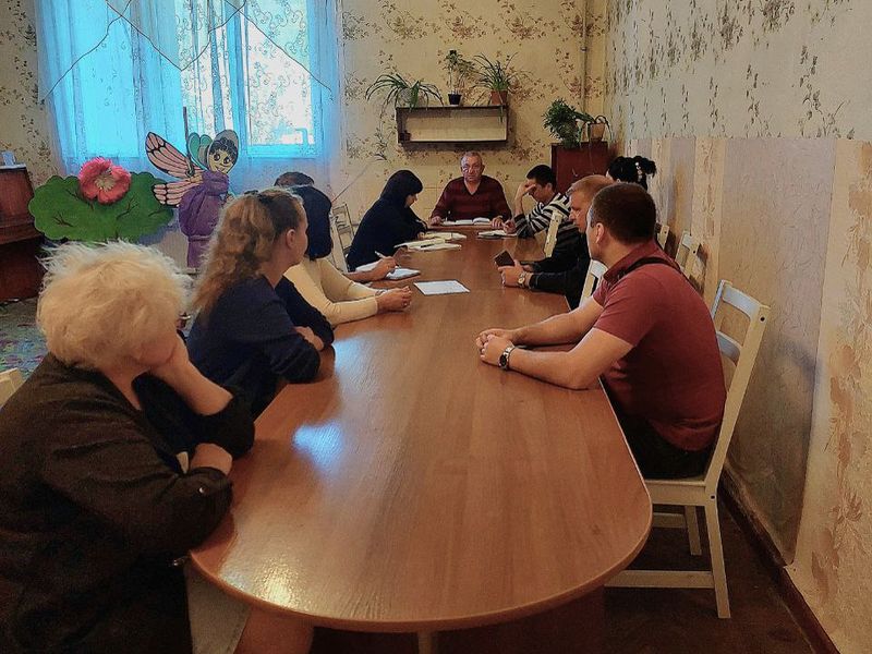 Глава администрации города Углегорска Захаров С.В. провел еженедельное коммунальное совещание.