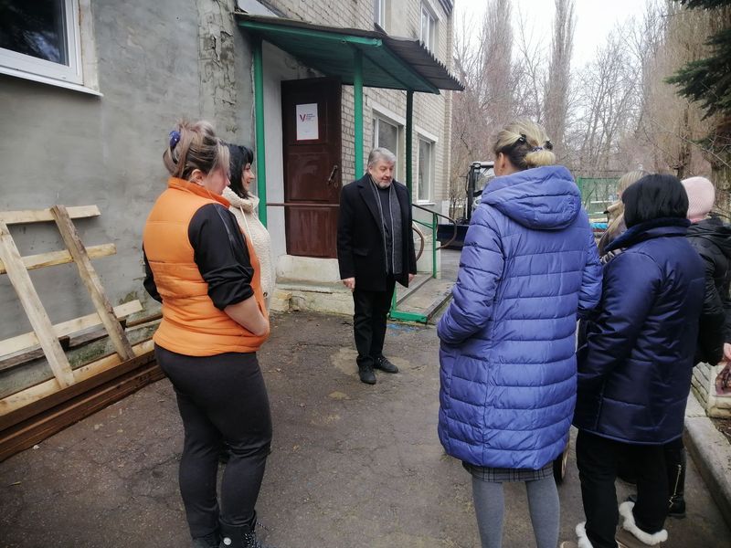 Глава администрации города Енакиево Сильванский Ю.Г. провел встречу с трудовым коллективом и выездные встречи с населением.