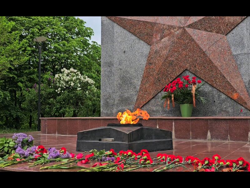 Состоялось возложение цветов.