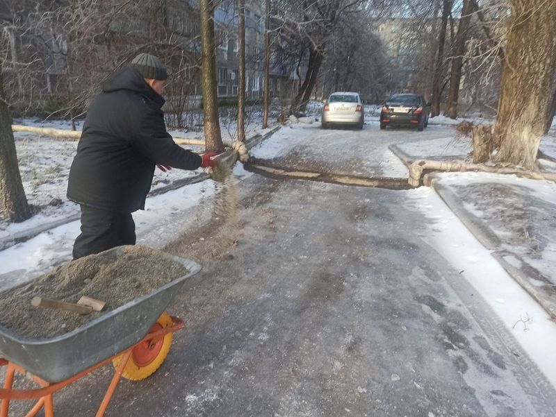 Коммунальные службы города Енакиево продолжают убирать последствия непогоды.