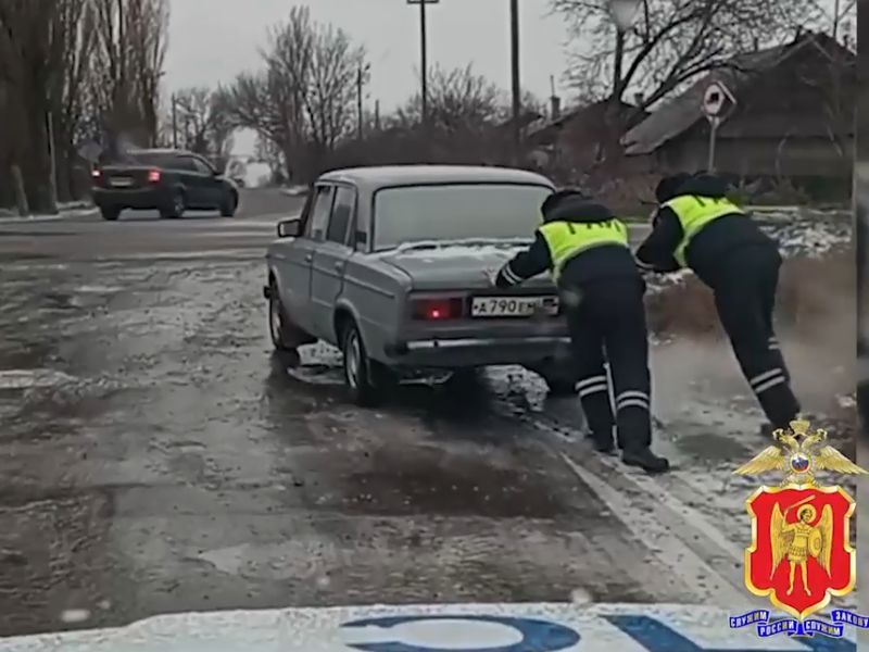 Сотрудники ГИБДД Донецкой Народной Республики помогают гражданам в сложных погодных условиях.