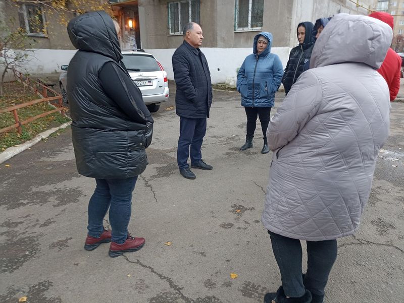 Заместитель главы администрации города Енакиево Божик С.А. провел сходы граждан и встречу с трудовым коллективом.