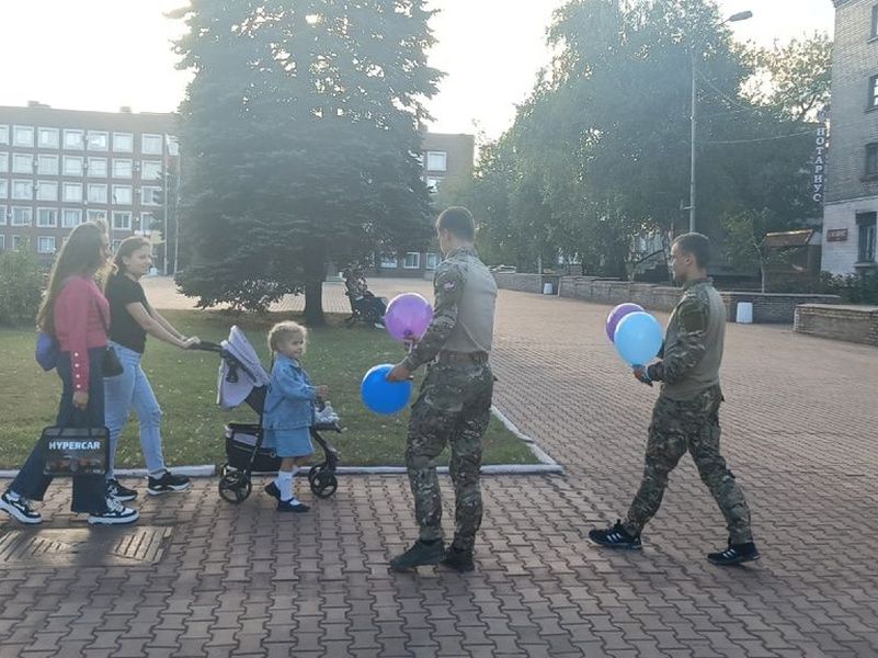 Активисты местного штаба Народной Дружины города Енакиево раздали воздушные шары жителям города.