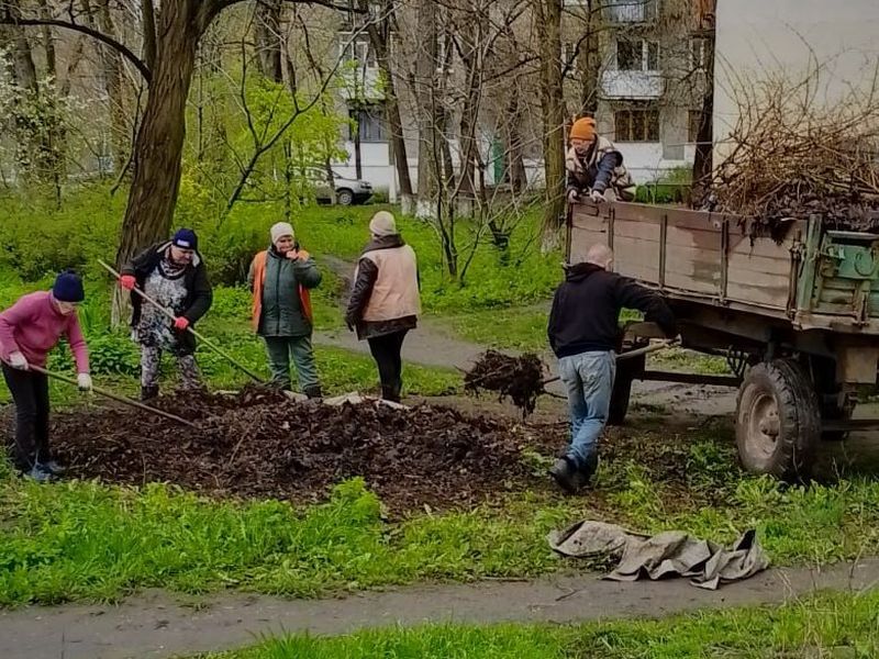 МУП города Енакиево были выполнены мероприятия по приведению в надлежащее санитарное состояние территорий.