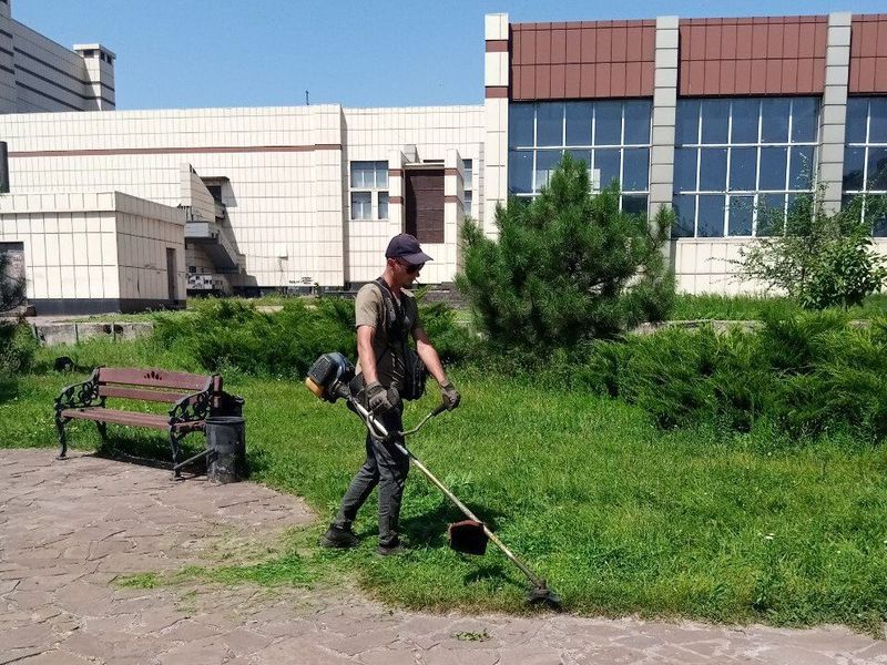 МУП города Енакиево были выполнены мероприятия по приведению в надлежащее санитарное состояние территорий.