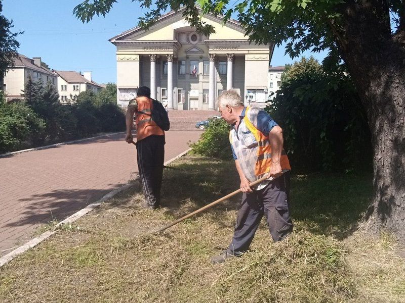 МУП города Енакиево были выполнены мероприятия по приведению в надлежащее санитарное состояние территорий.